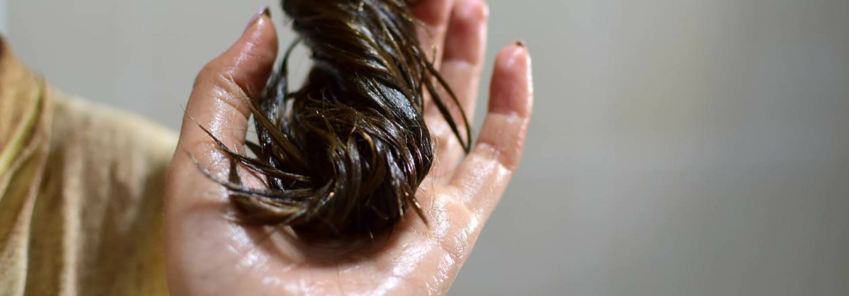 Cos’è Hair Oiling e quali sono i vantaggi? Questa pratica antica che deriva dalle conoscenze della medicina Ayurvedica.