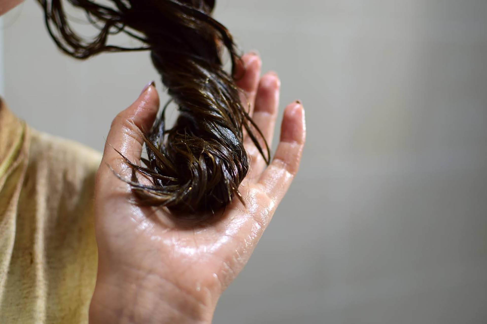 Cos’è Hair Oiling e quali sono i vantaggi? Questa pratica antica che deriva dalle conoscenze della medicina Ayurvedica.