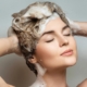 Lo shampoo fa parte della nostra routine di cura dei capelli ma lo utilizziamo nel modo appropriato? Scopri i nostri consigli
