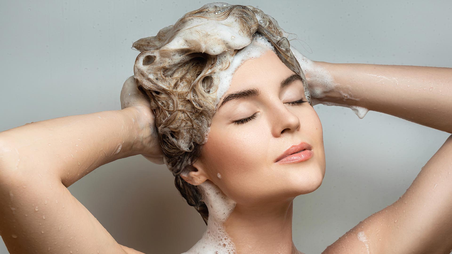 Lo shampoo fa parte della nostra routine di cura dei capelli ma lo utilizziamo nel modo appropriato? Scopri i nostri consigli