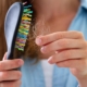La caduta dei capelli, un problema normalmente attribuito solo agli uomini, colpisce più donne di quanto immaginiamo.